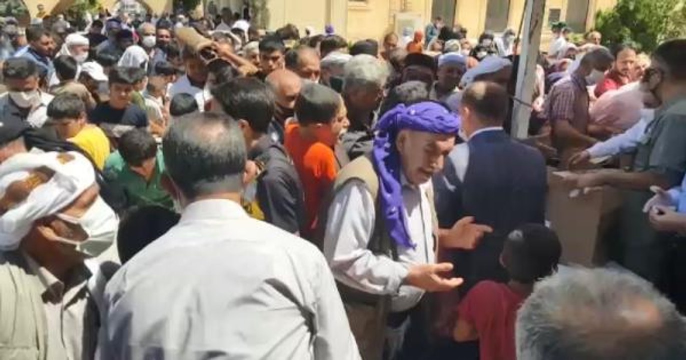 ŞANLIURFA'DA AŞURE DAĞITIMINDA İZDİHAM