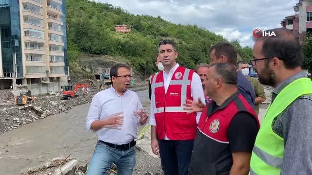 Sel nedeniyle balçıkla dolan Bozkurt'taki şehitlik anıtı Mehmetçik tarafından temizlendi