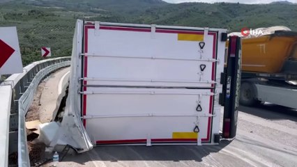 Bursa'da yokuş aşağı ilerleyen kamyon devrildi