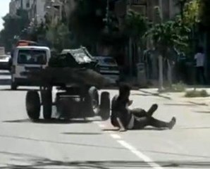 Kontrolden çıkan at arabasının altında kaldı