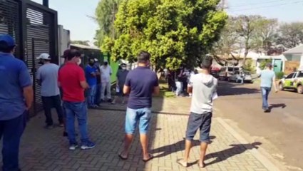 Trabalhadores se revoltam com exigência de sindicato e longa fila se forma para evitar desconto no salário