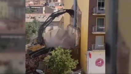 Una excavadora arranca el techo de un supermercado en Segovia