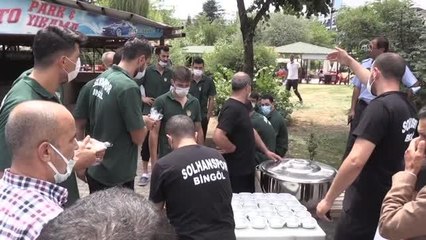 Efeler Ligi ekiplerinden Solhanspor'un oyuncuları vatandaşlara aşure ikram etti