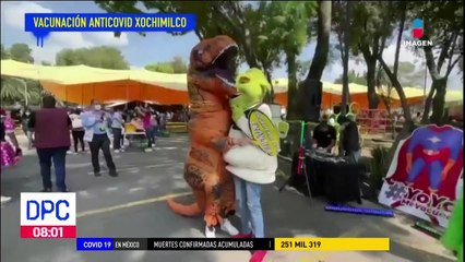 Jóvenes se disfrazaron para recibir su vacuna antiCovid en Xochimilco