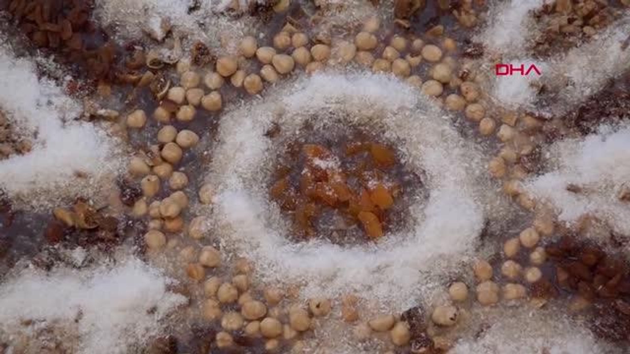 ŞANLIURFA'DA AŞURE DAĞITIMINDA İZDİHAM