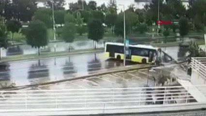 Son dakika haber... Kartal'da İETT otobüsünün duraktaki bisikletlilere çarptığı anlar kamerada