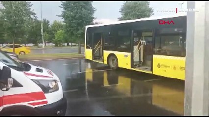 Kartal'da İETT otobüsünün duraktaki bisikletlilere çarptığı anlar kamerada