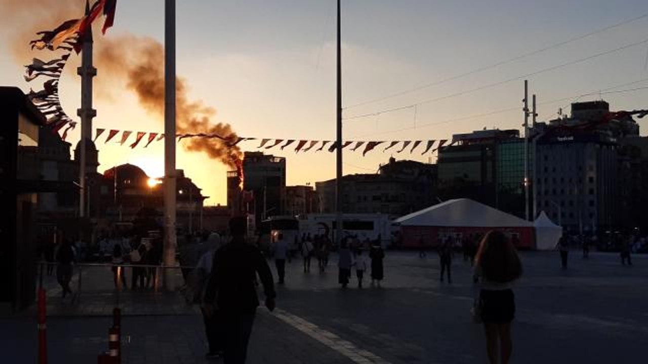 Son dakika haberleri | Taksim'de bankanın elektrik panosundaki yangın otele sıçradı