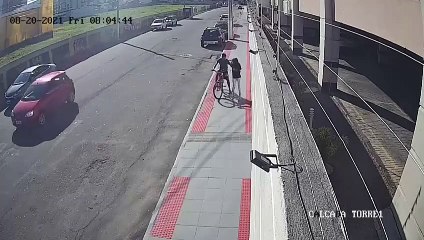 Mulher é assaltada em Itapuã e reage agredindo bandido