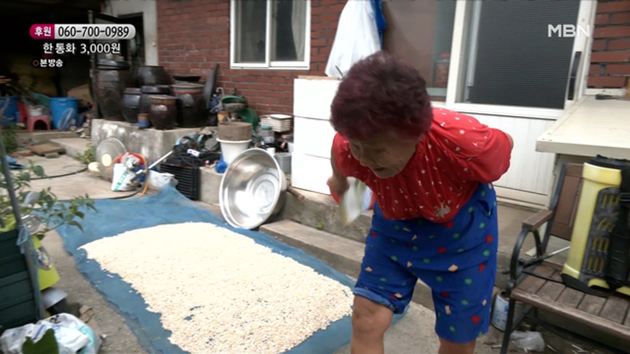 손녀를 두고 집을 나서는 할머니