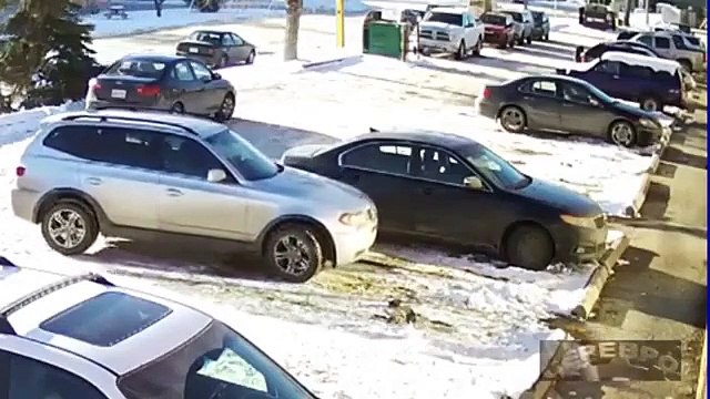 Ce conducteur a beaucoup de mal à se garer