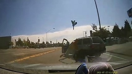 Un conducteur en colère balance une hache dans la pare-brise d'un autre