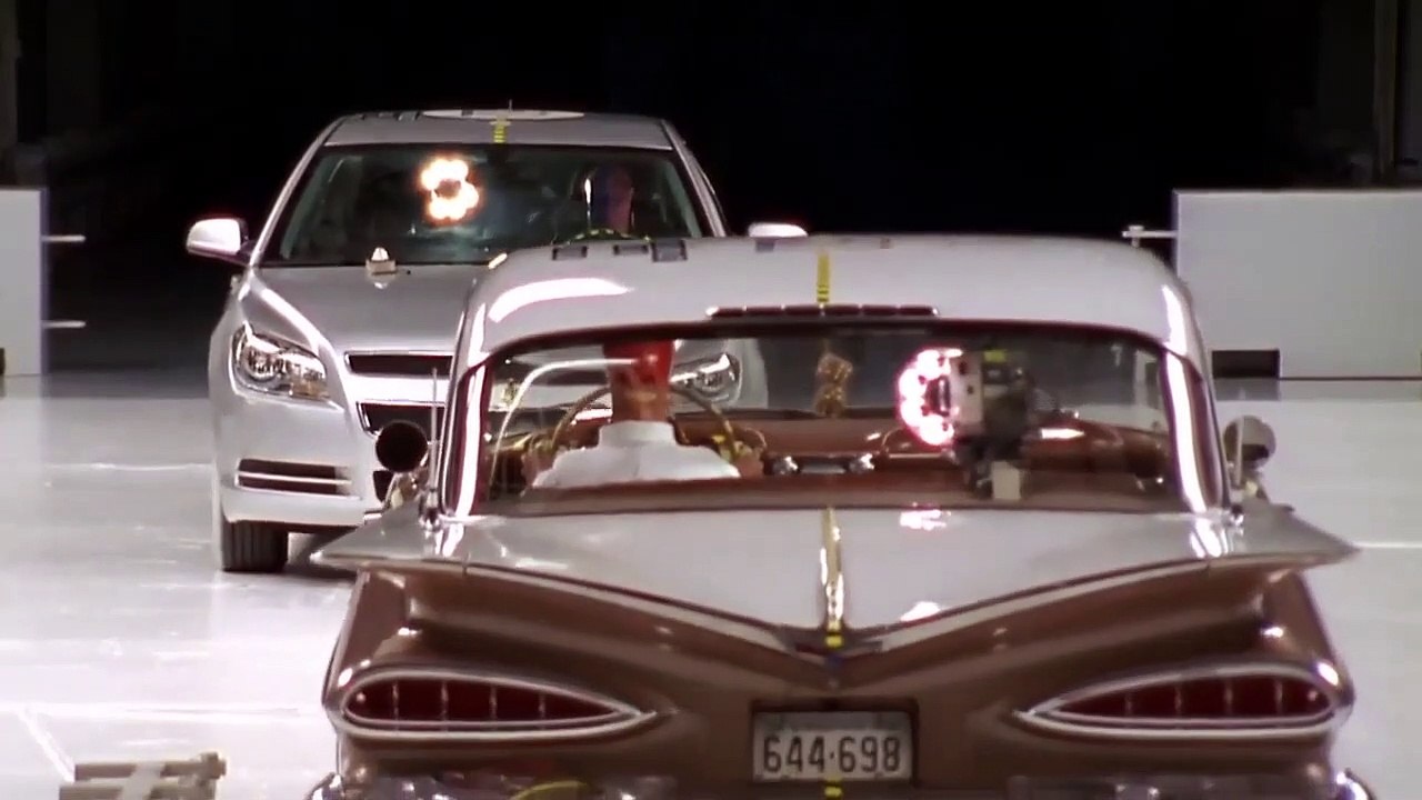 Test de collision entre une ancienne voiture et une voiture moderne