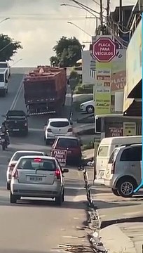 Un chauffeur de camion a sous-estimé le poids de sa cargaison !