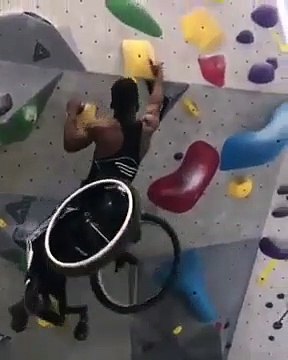 Cet homme en fauteuil roulant grimpe un mur d'escalade d'une façon incroyable