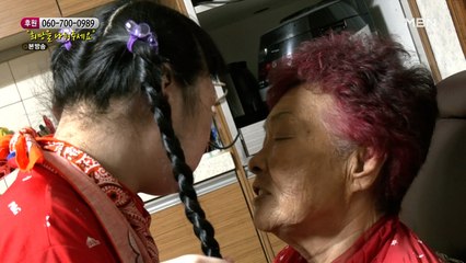 손녀를 위해 노래를 불러주는 할머니