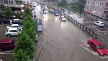 Rize’de sağanak yağış nedeniyle karayolu trafiğe kapandı