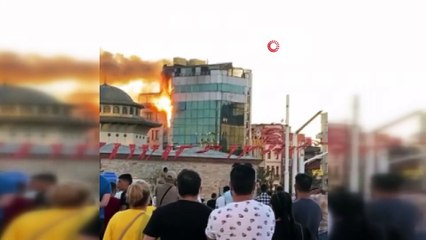 Taksim’de bir otel alevlere teslim oldu