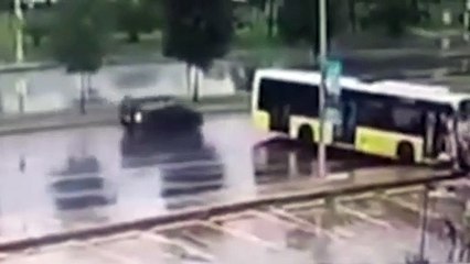 Kartal'da İETT otobüsünün duraktaki bisikletlilere çarptığı anlar kamerada