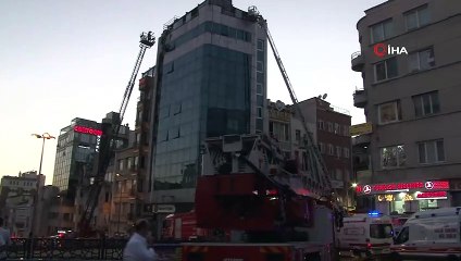 Taksim’deki bir otel alevlere teslim oldu