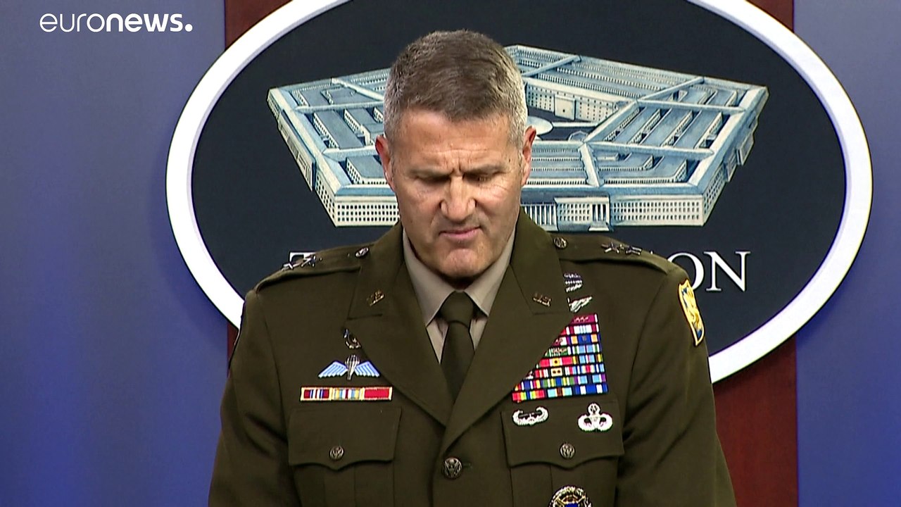 جنود أمريكيون خرجوا من مطار كابول لتسلم 169 شخص...