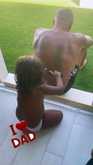 Moment tendre entre Patrick Antonelli et sa fille Hana, 3 ans.