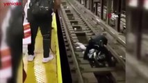 New York metrosunda raylara düşen yolcu son anda kurtarıldı