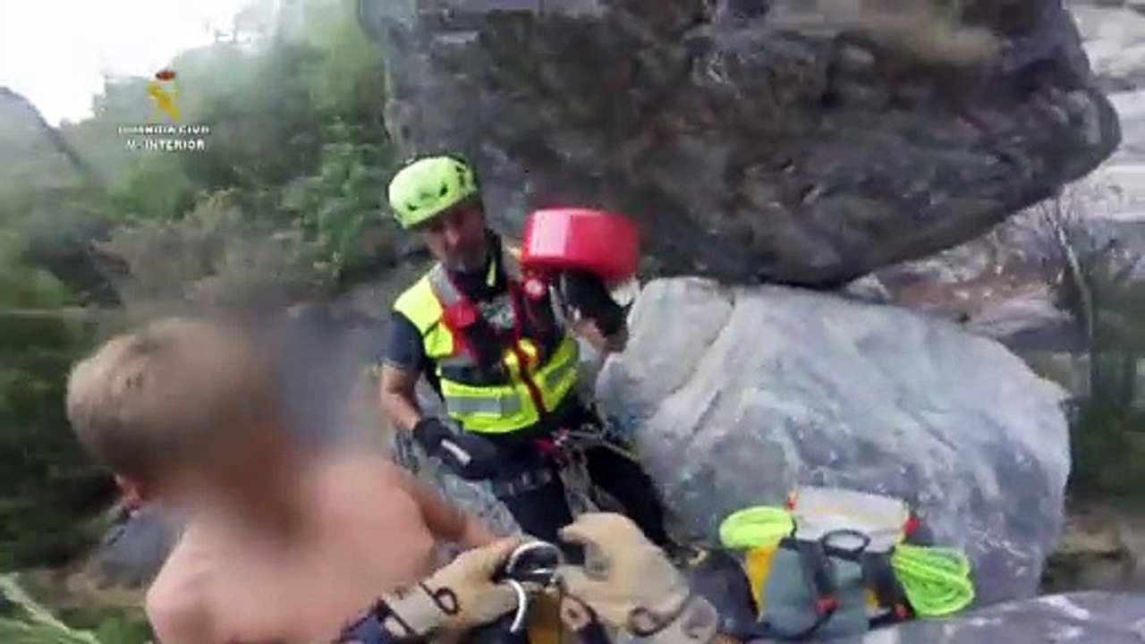 Sie steckten in Badesachen fest: 6-köpfige Familie mit Hubschrauber gerettet