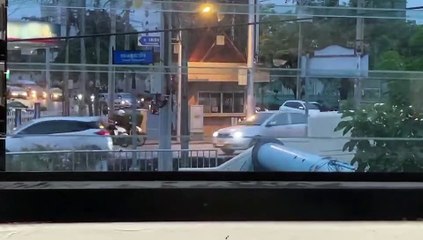 เปิดคลิปสุดป่าเถื่อน ม็อบ3นิ้ว บุกยิงลูกแก้วใส่ป้อม ก่อนถูกรวบตัว พร้อมอาวุธครบมือ