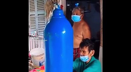 Clip: Được hỗ trợ cụ ông F0 rưng rưng nước mắt đưa tiền cảm ơn