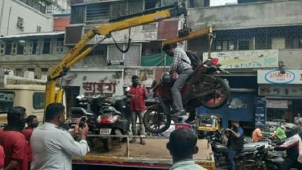 पुणे की पुलिस ने नो पार्किंग में खड़ी बाइक को उसके मालिक समेत उठाया, कार्यशैली पर उठे सवाल