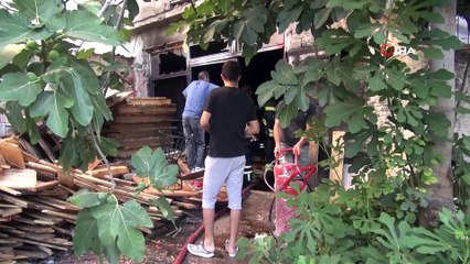 Atölyesindeki yangını söndürmek isterken dumandan etkilendi