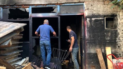 Atölyesindeki yangını söndürmek isterken dumandan etkilendi