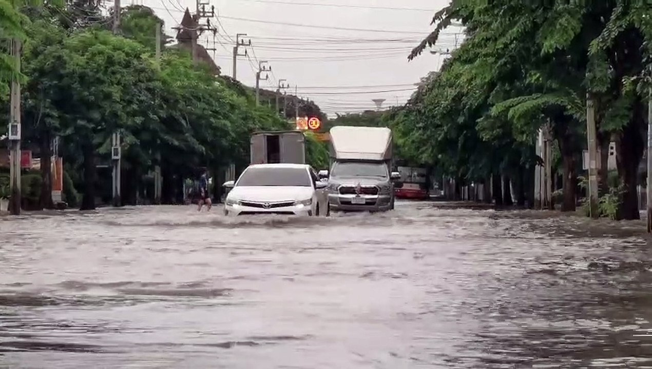 ฝนถล่มกรุง น้ำท่วมสูงหลายจุด ชาวบ้านวอนเร่งระบายน้ำ