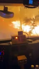 Скачать видео: Incendies dans le sud de la France - Regardez ces images incroyables tournées par des pompiers de Nice pris au piège dans leur camion