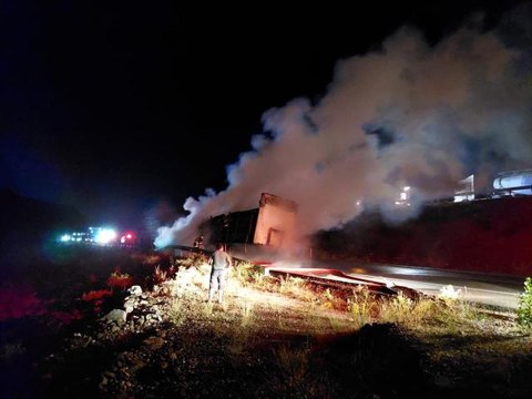 Erzincan'da tomruk yüklü tır alev alev yandı