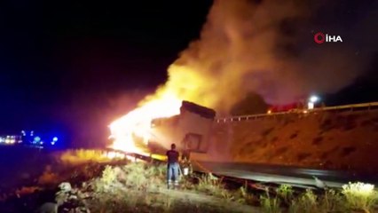 Erzincan’da tomruk yüklü tır alev alev yandı