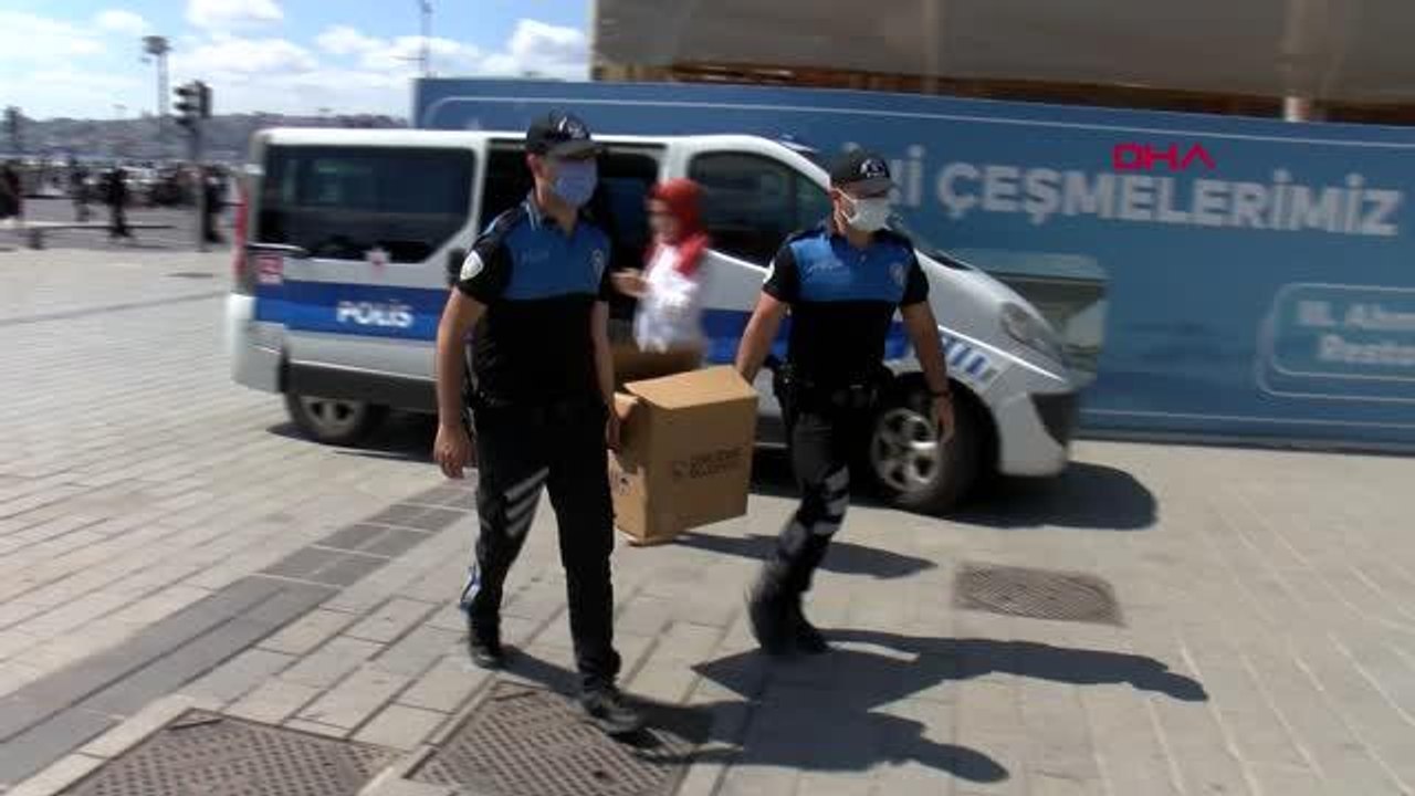 Son dakika haberleri... ÜSKÜDAR'DA POLİS VATANDAŞLARA AŞURE İKRAM ETTİ