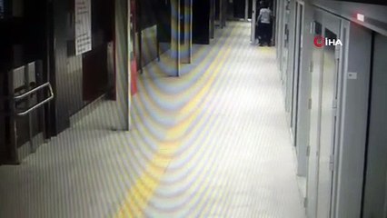 İstanbul metrosunda intihar ihbarına giden polis hırsızı suçüstü yakaladı...O anlar kameralara yansıdı
