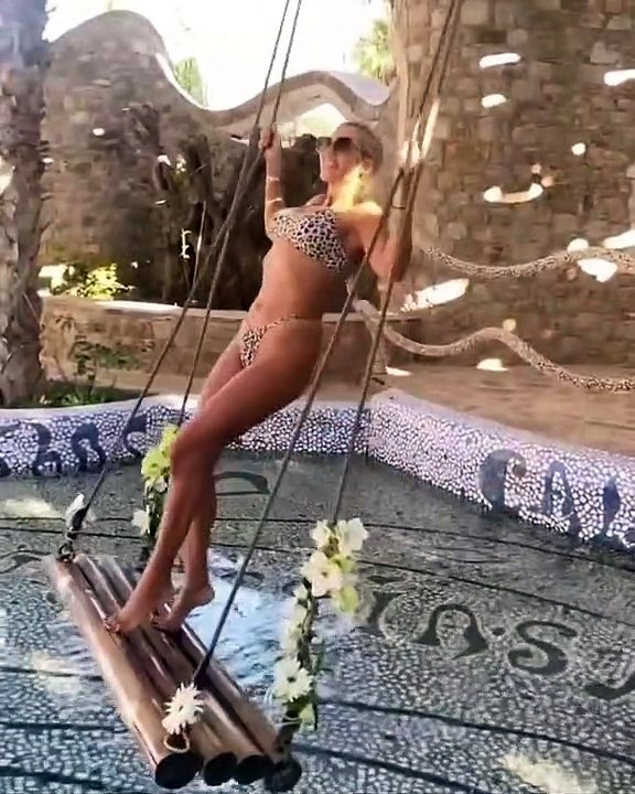 Κωνσταντίνα Σπυροπούλου: Κάνει κούνια φορώντας...