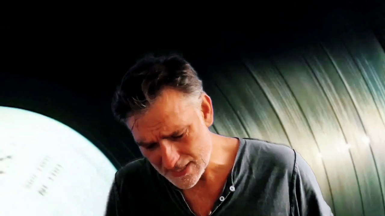 Supergirl - Gluemind - Supergirls Don't Cry (Music video)