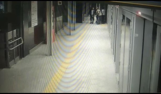 Son dakika haberi... İstanbul metrosunda intihar ihbarına giden polis hırsızı suçüstü yakaladı
