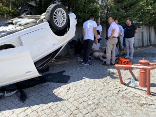 Esenyurt'ta takla atan araç, AVM duvarına çarparak durabildi
