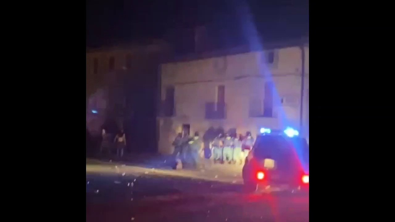 Batalla campal en Aibar: participantes de un botellón lanzan objetos a la policía