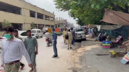 İSLAMABAD - Pakistan'da ihtiyaç sahipleri, ucuz olduğu gerekçesiyle "sokak dişçilerini" tercih ediyor