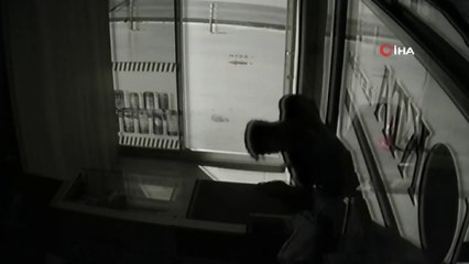 Çekmecede telefonları gören hırsız hangisini çalacağına karar vermede zorlandı...Hırsızlık anları kamerada