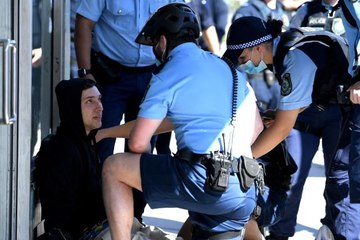 Avustralya'da Covid-19 protestolarına polis müdahalesi