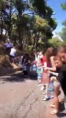 Heybeliada'da yangına müdahale için insan zinciri