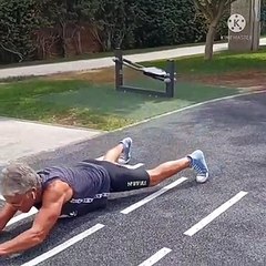 Algunos de los ejercicios que practica Miguel en el parque.