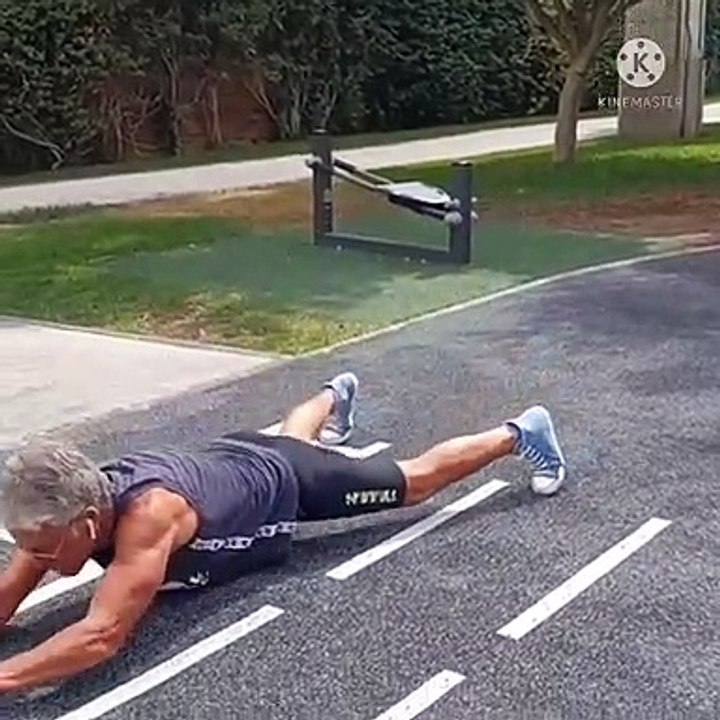 Algunos de los ejercicios que practica Miguel en el parque.